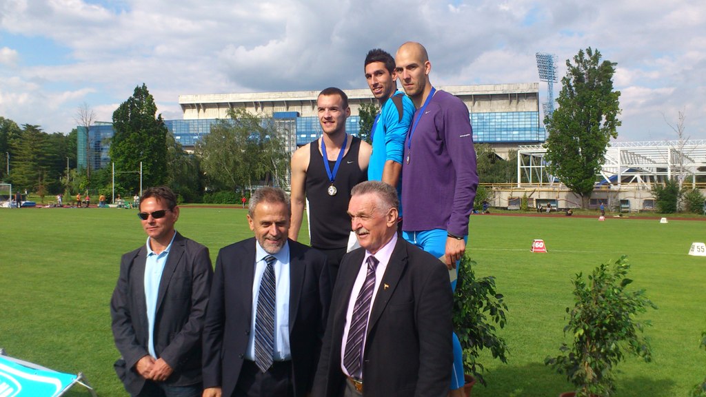 Pobjednik na 110 pr. Sanjin Šimić, nagrade je uručio g. Milan Bandić u pratnji izvšnog dopredsjednika i tajnika kluba Borisa Stepinca i Mladena Kršeka