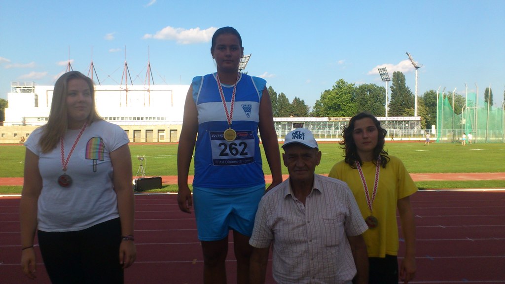 Na najvišoj stepenici, Marija Tolj zlatna, sa svojim trenerom