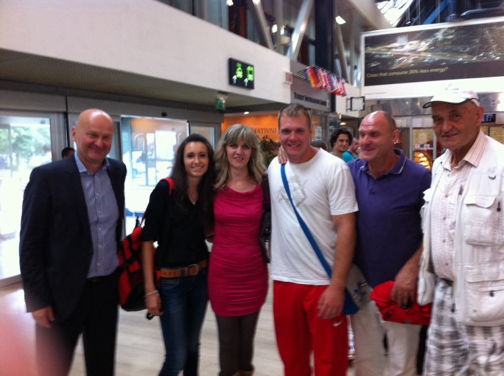 Zlatni Martin u društvu predsjednika kluba, djevojke i roditelja