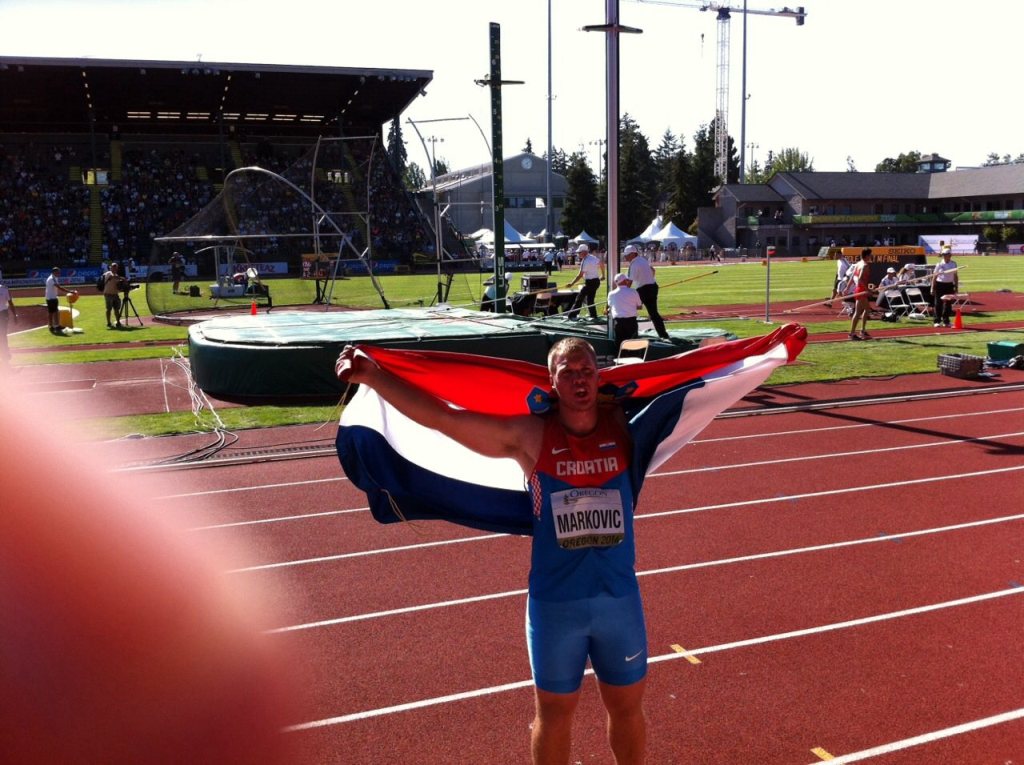 Počasni krug sa Hrvatskom zastavom