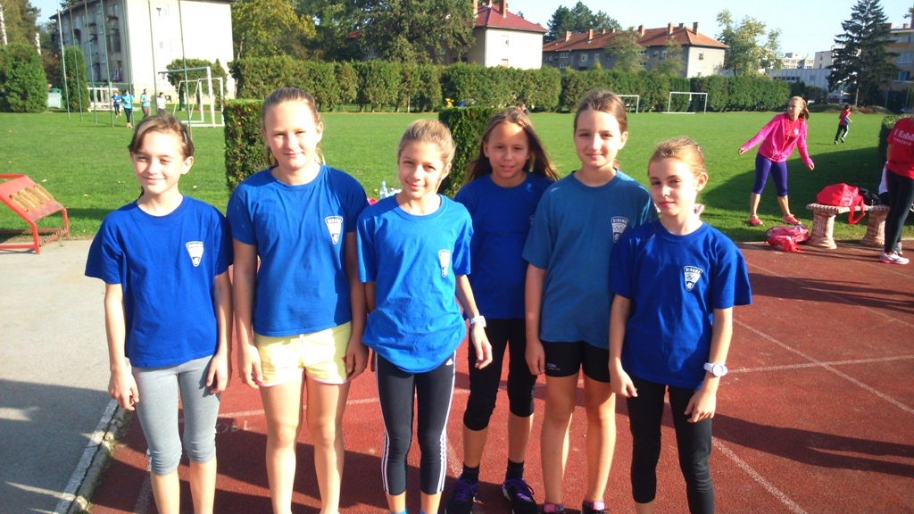 Uoči starta na 200m, Ana, Nicol, Marta, Aurora, Klara. Marta Lugarić