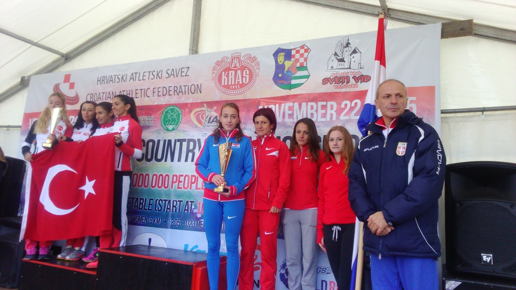 Matea Parlov sa ekipnim peharom za 3. mjesto